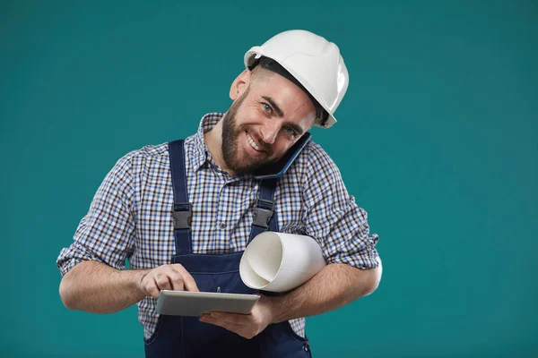 Horizontale Studioaufnahme Eines Beschäftigten Poliers Der Einen Bauplan Hält Tablet — Stockfoto