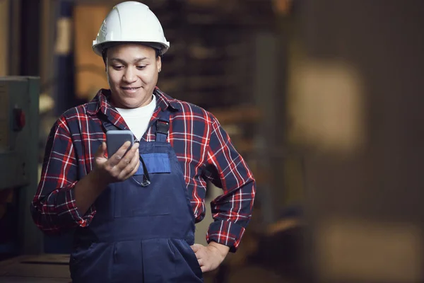 Midjan Upp Porträtt Modern Kvinnlig Arbetare Tittar Smartphone Skärm När — Stockfoto