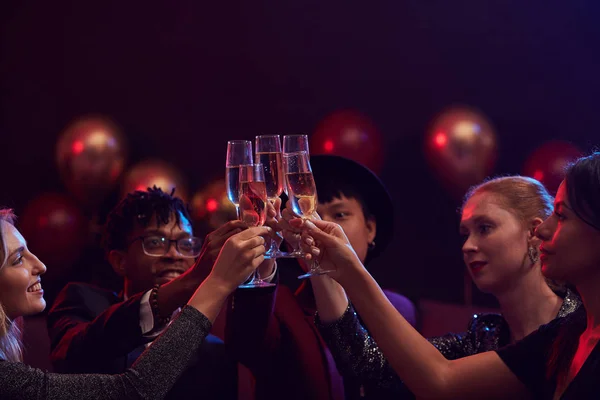 Bir Grup Zarif Genç Şampanya Kadehleri Kaldırırken Gece Kulübünde Eğleniyorlar — Stok fotoğraf
