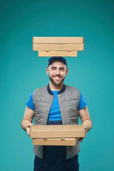Kafasında Pizza Kutusu Olan Yemek Dağıtan Adamın Dikey Stüdyo Portresi — Stok fotoğraf