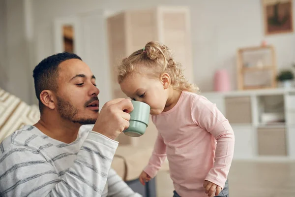 Portret Van Zorgzame Vader Helpen Schattig Dochtertje Drinken Uit Grote — Stockfoto