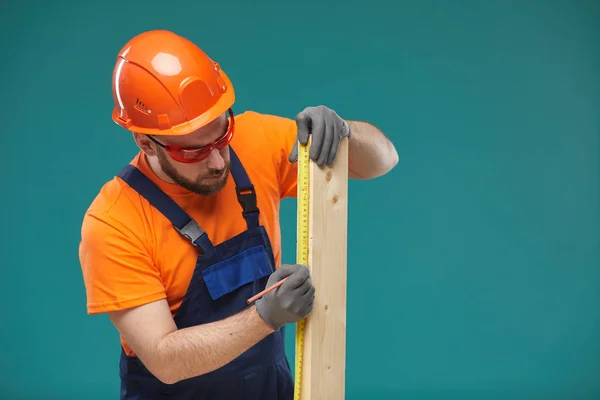 Horizontální Studiový Portrét Tesaře Oranžové Modré Uniformě Velikosti Dřevěné Desky — Stock fotografie