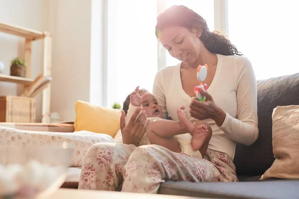 Portrait Young African American Mother Playing Baby While Sitting Couch — ストック写真