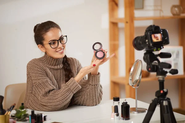 Porträtt Leende Ung Kvinna Visar Make Produkter Till Kameran Samtidigt — Stockfoto