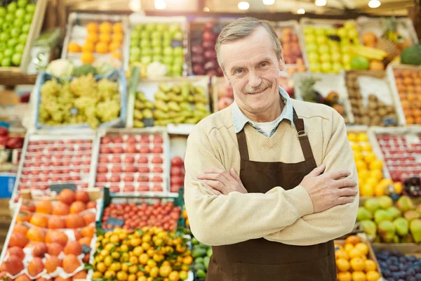Талия Портрет Улыбающийся Пожилой Человек Смотрит Камеру Продаже Фруктов Овощей — стоковое фото