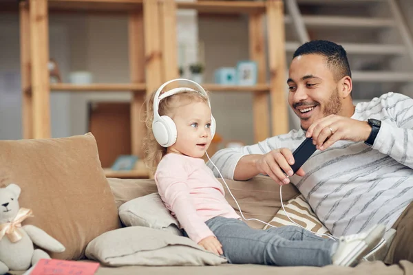 Portret Van Een Schattig Klein Meisje Met Een Grote Hoofdtelefoon — Stockfoto