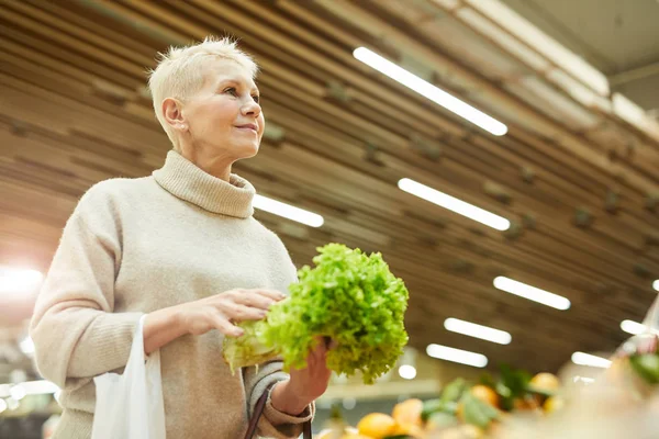 Midja Upp Porträtt Modern Senior Kvinna Att Välja Färska Grönsaker — Stockfoto