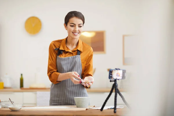 Derékig Portré Gyönyörű Fiatal Mosolyog Kamera Miközben Forgatás Sütés Bemutató — Stock Fotó