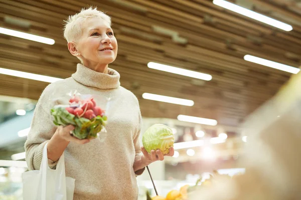 Midja Upp Porträtt Leende Senior Kvinna Välja Färska Grönsaker Medan — Stockfoto