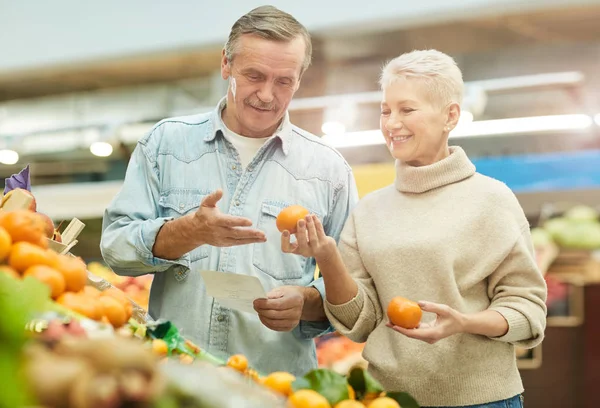 Midja Upp Porträtt Moderna Senior Par Välja Citrusfrukter Medan Livsmedelsbutiker — Stockfoto