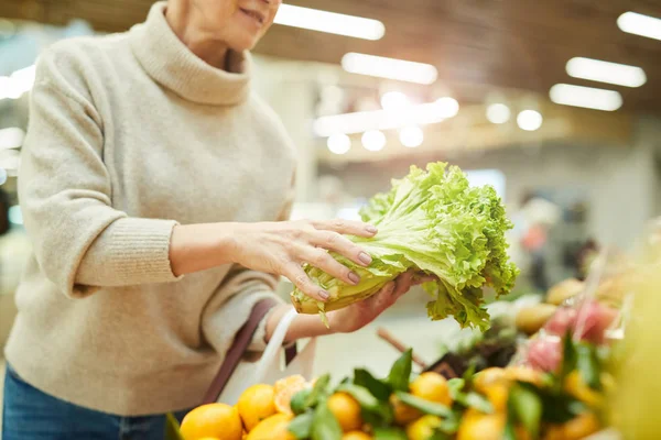 Primer Plano Mujer Mayor Moderna Eligiendo Verduras Frescas Mientras Compra — Foto de Stock