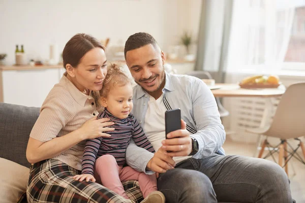 Quente Tonificado Retrato Feliz Mestiço Família Tomando Selfie Hoto Casa — Fotografia de Stock