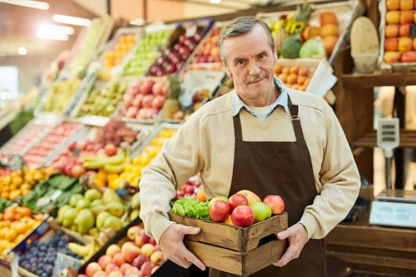 Midja Upp Porträtt Leende Senior Man Som Håller Låda Med — Stockfoto