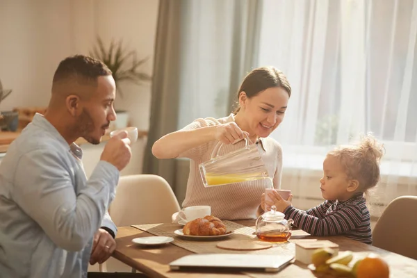 Retrato Cálido Familia Feliz Moderna Disfrutando Del Desayuno Casa Sentado —  Fotos de Stock