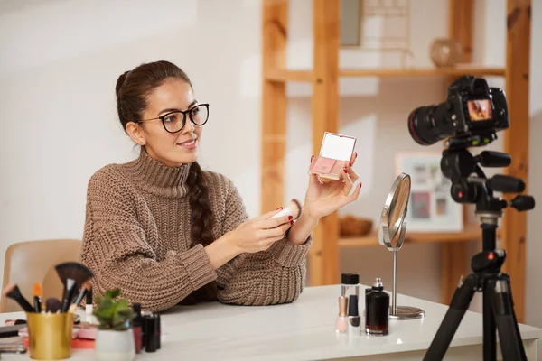Retrato Una Joven Sonriente Mostrando Productos Maquillaje Cámara Mientras Filma —  Fotos de Stock