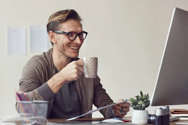 Portrait Handsome Adult Man Smiling Cheerfully While Looking Computer Screen — 스톡 사진