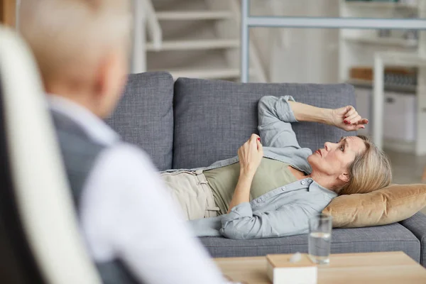 Retrato Vista Lateral Una Mujer Madura Llorando Acostada Sofá Hablando — Foto de Stock