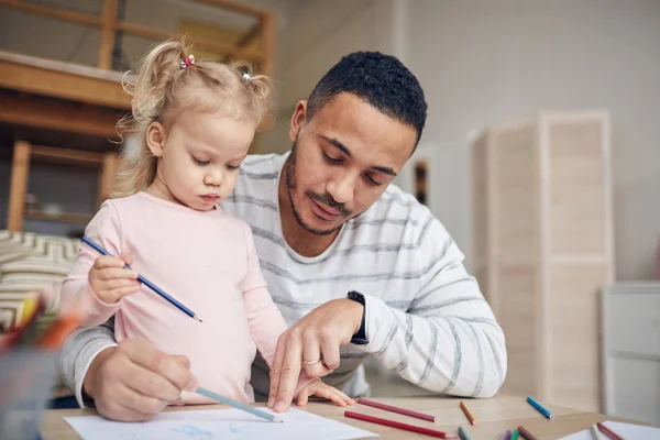 Ritratto Padre Contemporaneo Che Disegna Quadri Insieme Simpatica Figlioletta Casa — Foto Stock