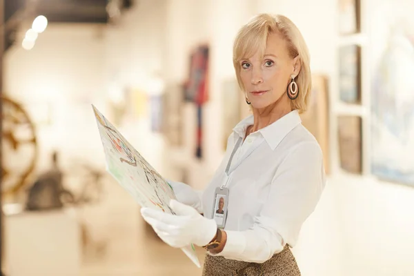 Taille Omhoog Portret Van Vrouwelijke Kunst Expert Houden Schilderen Kijken — Stockfoto