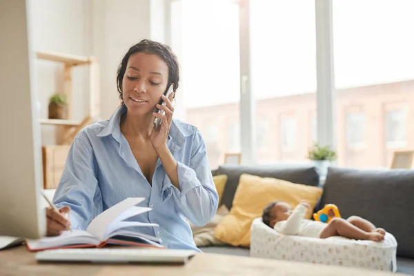Portret Van Afro Amerikaanse Werkende Moeder Spreekt Telefoon Met Baby — Stockfoto