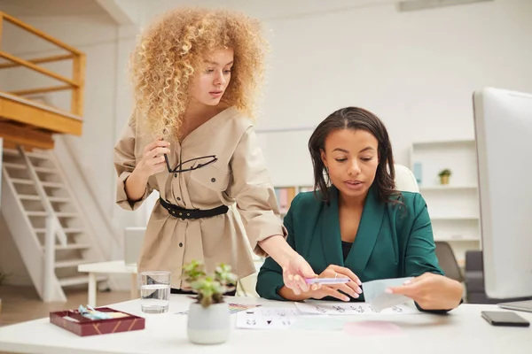 Two Ethnically Diverse Young Women Coworking New Fashion Collection Fabric — Stock Photo, Image