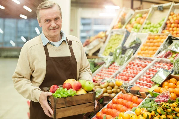 Midja Upp Porträtt Senior Man Som Håller Låda Med Äpplen — Stockfoto