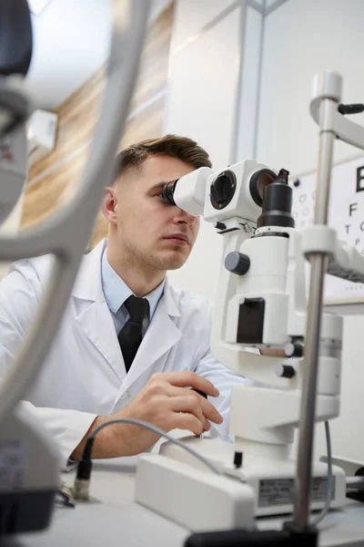 Retrato Optometrista Masculino Usando Una Máquina Refractómetro Mientras Prueba Visión — Foto de Stock