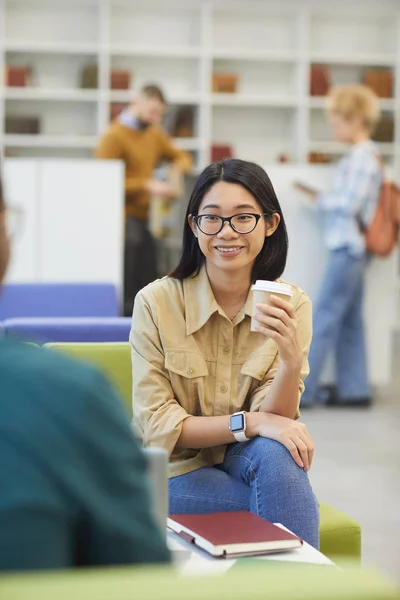 Retrato Estudiante Asiático Sonriente Que Usa Gafas Discutiendo Proyecto Con —  Fotos de Stock