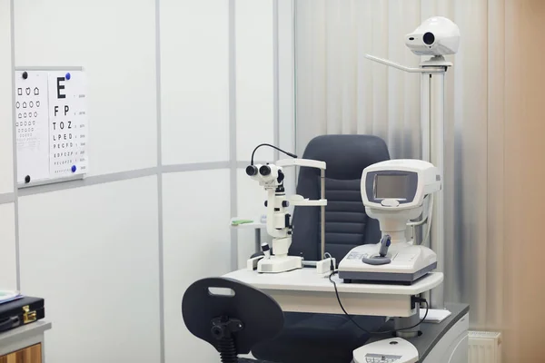 Οριζόντια Εικόνα Του Σύγχρονου Οπτομετρικού Εξοπλισμού Στην Οφθαλμολογική Κλινική Αντιγραφή — Φωτογραφία Αρχείου