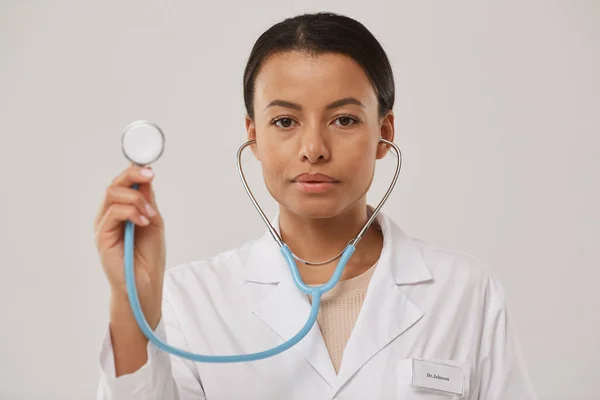 Retrato Cabeza Hombros Una Hermosa Doctora Sosteniendo Estetoscopio Mirando Cámara — Foto de Stock