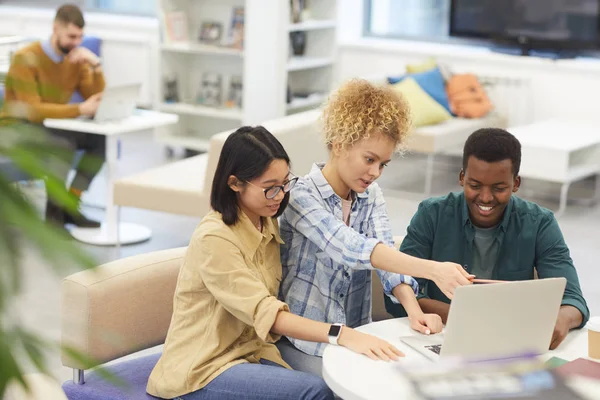 Magas Látószögű Nézet Többnemzetiségű Csoport Vidám Diákok Segítségével Laptop Együtt — Stock Fotó