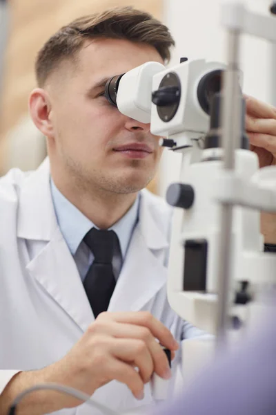 Close Portret Van Mannelijke Optometrist Met Behulp Van Refractometer Machine — Stockfoto