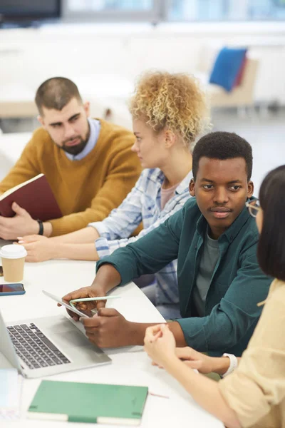 Wysoki Kąt Widzenia Wieloetnicznej Grupy Studentów Studiujących Bibliotece Koledżu Skupienie — Zdjęcie stockowe