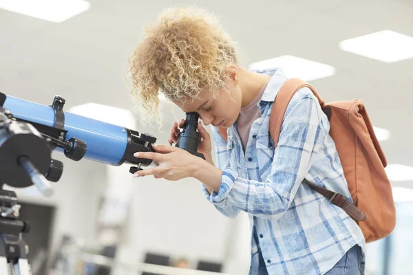 Portrait Latéral Une Étudiante Funky Regardant Dans Télescope Dans Une — Photo