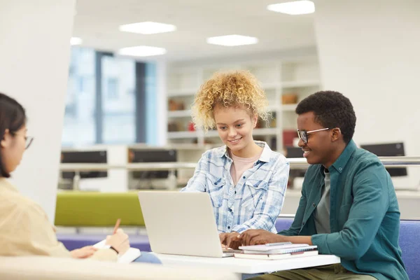 Grupo Multi Étnico Estudantes Usando Laptop Sorrindo Alegremente Enquanto Trabalhava — Fotografia de Stock