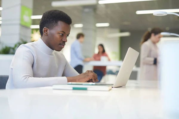 Ritratto Laterale Del Giovane Afroamericano Che Utilizza Computer Portatile Lavoro — Foto Stock