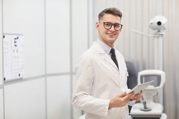 Retrato Cintura Hacia Arriba Del Optometrista Masculino Sonriendo Cámara Mientras — Foto de Stock