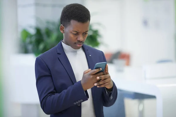 Pas Portrét Mladého Afrického Podnikatele Pomocí Smartphone Zatímco Stojí Moderním — Stock fotografie