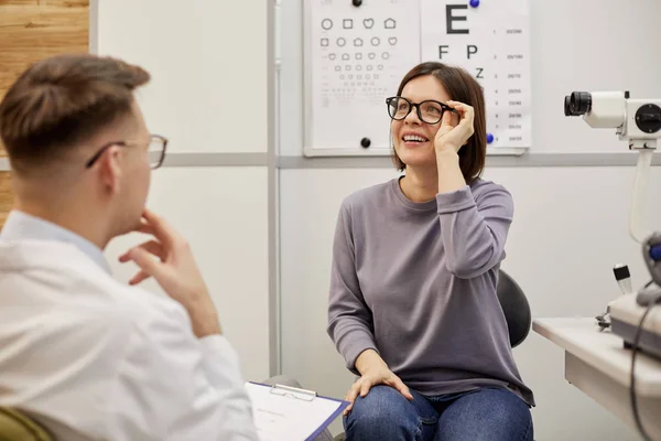 Retrato Una Joven Excitada Poniéndose Gafas Nuevas Sonriendo Felizmente Clínica — Foto de Stock