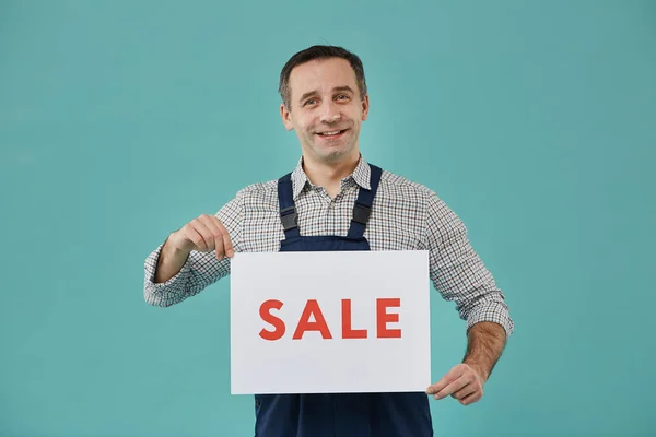 Vri Opp Portrettet Den Smilende Arbeideren Med Sale Skilt Mens – stockfoto