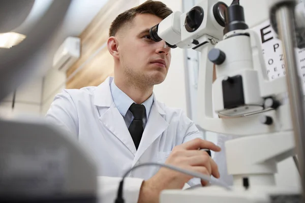 Lage Hoek Portret Van Mannelijke Optometrist Met Behulp Van Refractometer — Stockfoto