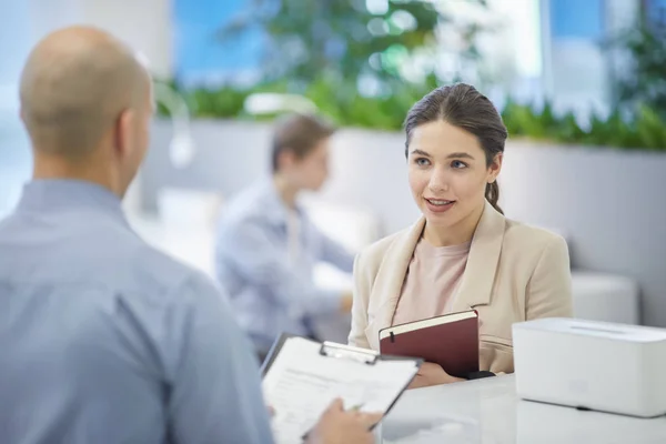 Porträt Einer Lächelnden Jungen Geschäftsfrau Die Modernen Bürointerieur Mit Chef — Stockfoto