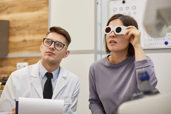 Portret Van Een Jonge Optometrist Die Klembord Vasthoudt Terwijl Hij — Stockfoto