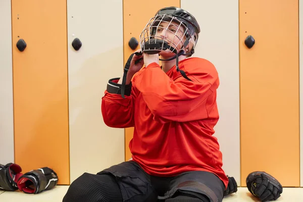 Retrato Jogador Hóquei Feminino Colocando Capacete Vestiário Enquanto Prepara Para — Fotografia de Stock