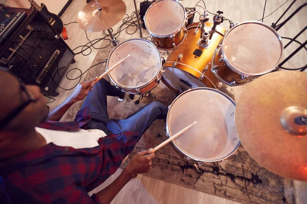 Retrato Alto Ângulo Jovem Afro Americano Tocando Bateria Com Banda — Fotografia de Stock