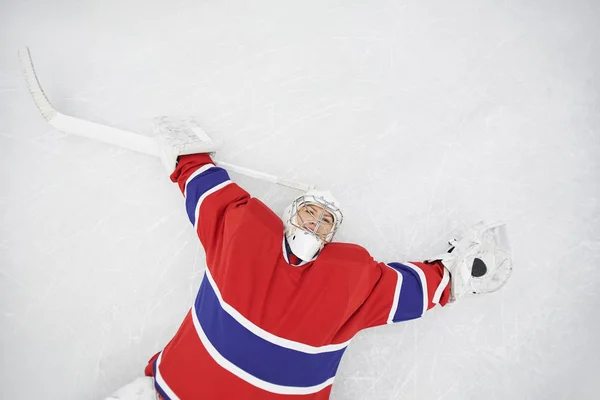 Ovanifrån Kvinnliga Hockeyspelare Som Ligger Och Tittar Kameran Utmattad Efter — Stockfoto