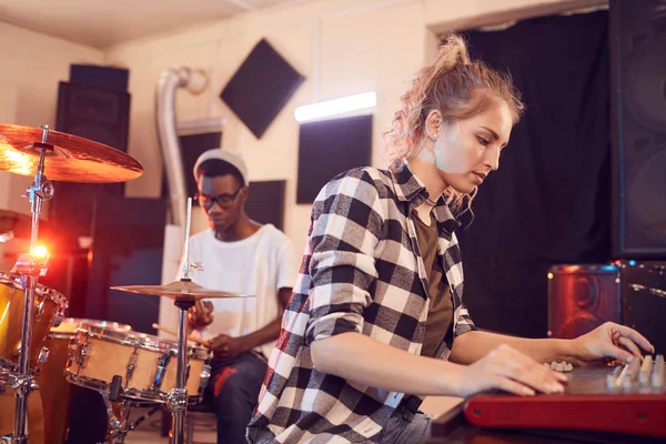 스튜디오에서 음악을 밴드의 초상화 사운드 믹서를 사용하는 여자에 — 스톡 사진