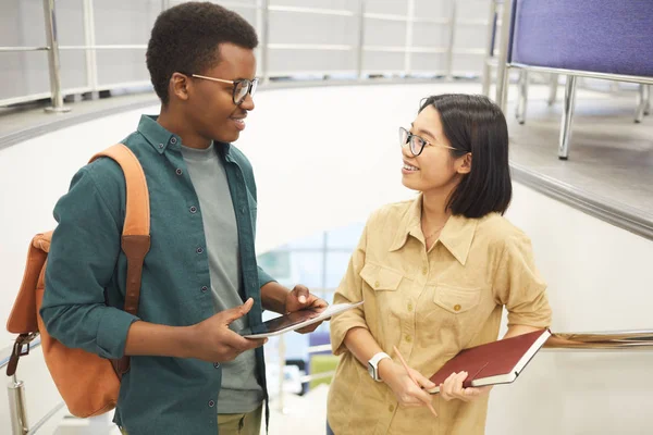 Vita Fino Ritratto Coppia Studenti Internazionali Chiacchierando Felicemente Mentre Cammina — Foto Stock