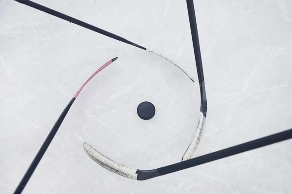 Buz Pateni Sahasında Maça Başlamaya Hazır Hokey Kulüplerinin Arka Planının — Stok fotoğraf