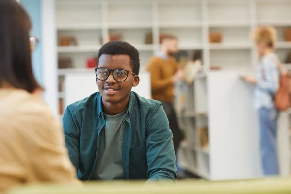 Retrato Del Estudiante Afroamericano Sonriente Discutiendo Proyecto Con Pareja Mientras — Foto de Stock